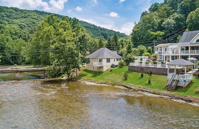 Jackson River Estate Cozy Cottage on the River