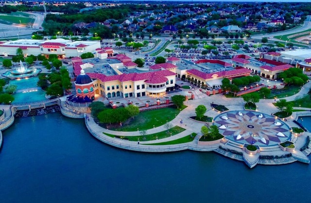 Jacuzzi Lakefront Home w/Game room+play structure