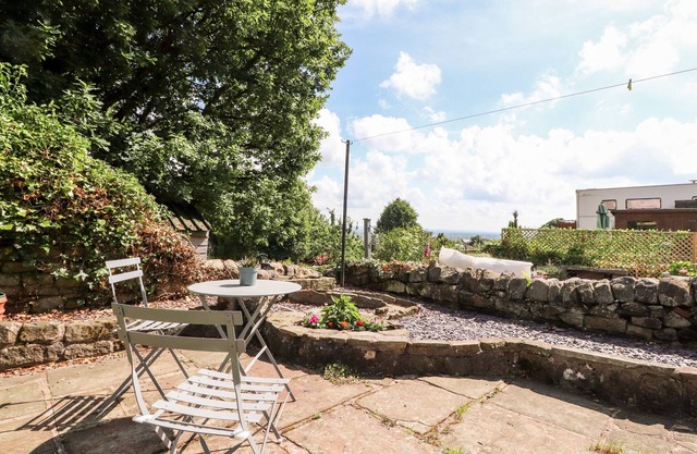 JAM POT COTTAGE, pet friendly, character holiday cottage in Longridge