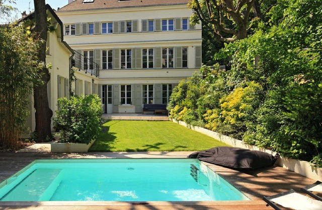 Jardins du Panthéon is an exceptional 350sqm mansion with garden and heated pool