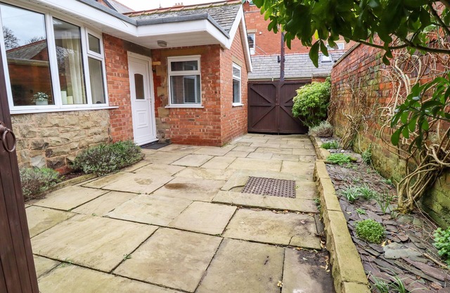 JASMINE COTTAGE, pet friendly, with a garden in Lytham St. Annes