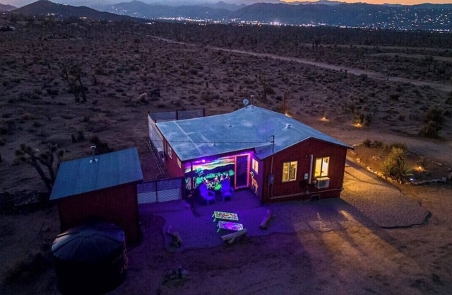Jasper Glow 2BR Stargaze 4 Acres near Joshua Tree Ev Charger Hot Tub Swing Set