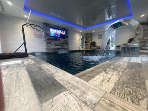 Jaw Dropping House with Hot Tub & Heated Private Indoor Pool