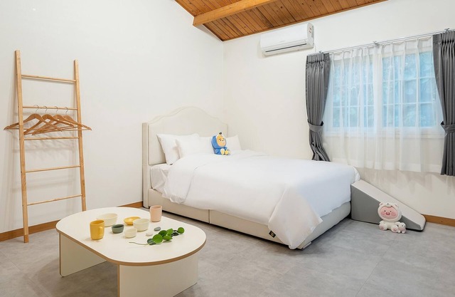 Jeju Dangdangi Dog Pension Black