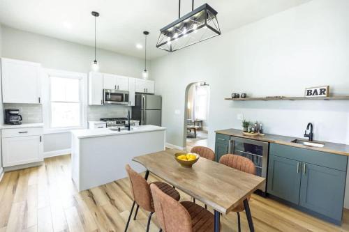 Jennifer's Comfy & Stylish Broadway Escape