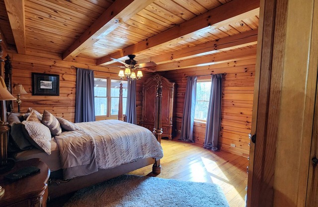 JennyBud Cabin. Private with HotTub and Firepit.