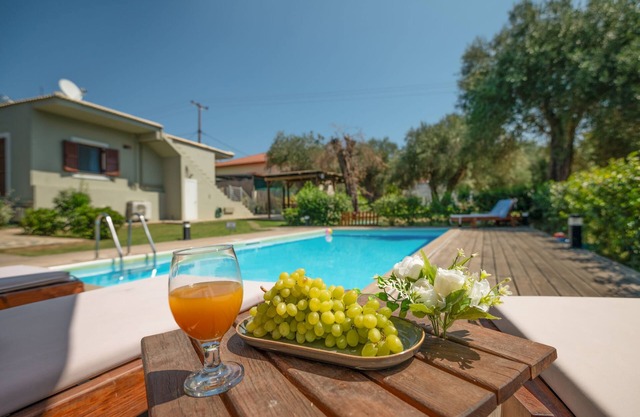 Jennys House: Family House with pool, sleeps 7, WiFi, A/C