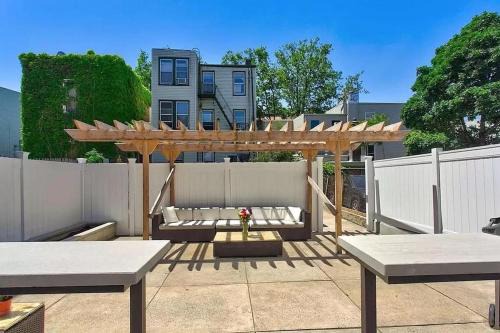 Jersey City Retreat w Private Backyard Bonfire Near NYC