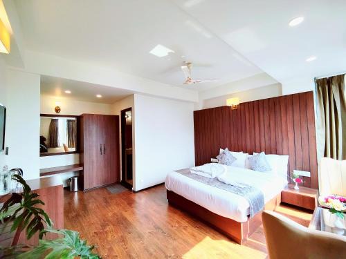 Jo'stel Dream Glory Hotel and Bar - Near MG Marg