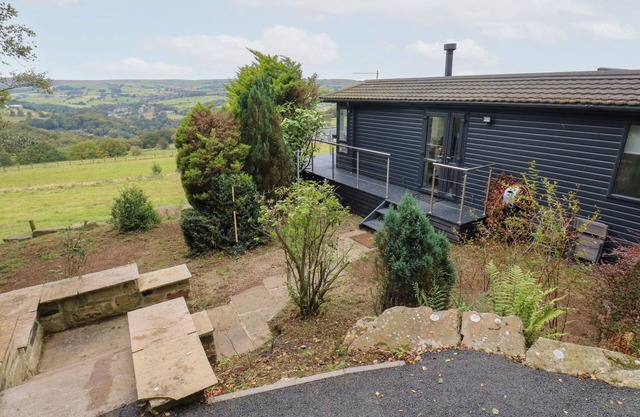 JOHN'S FOLLY, pet friendly, with open fire in Barkisland