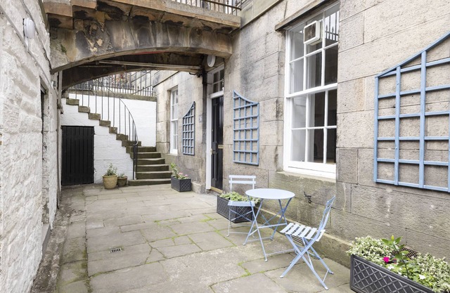 JOIVY Chic Flat Near Stockbridge Market W/Patio