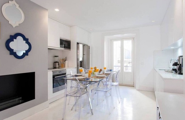 JOIVY Gorgeous 2-bed home, 3 mins from Lisbon Cathedral