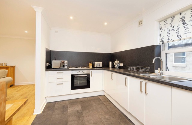 JOIVY Gorgeous Flat Near Edinburgh Castle W/Parking