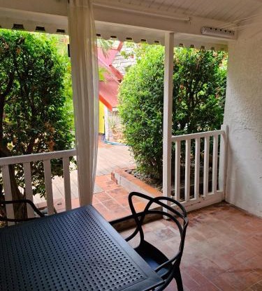 Joli appartement climatisé avec cuisine, salle d'eau, chambre et terrasse