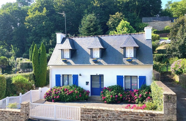 JOLIE MAISON BLEUE In the center of pont aven near shops and museum