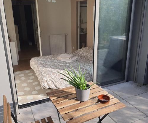 Jolie suite parentale, chambre et salle d'eau, avec son coin de verdure à 5 minutes à pied du centre ville