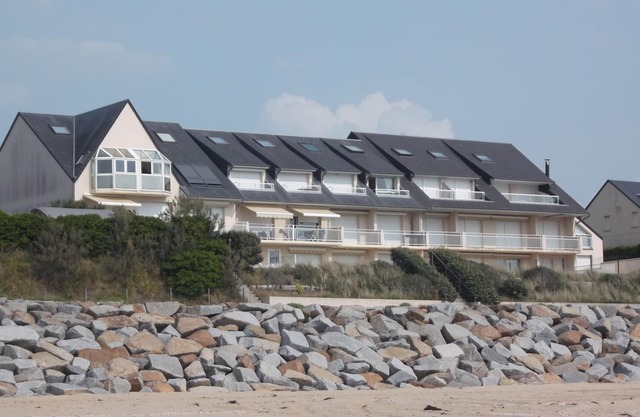 Jullouville duplex apartment in quiet residence set facing the sea