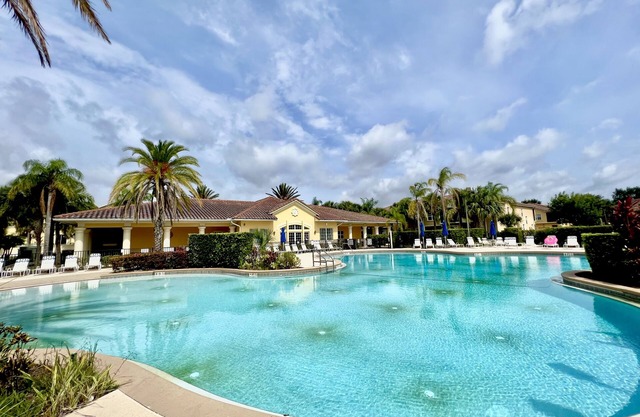 JUNGLE HIDEAWAY W/POOL, PLAYGROUND & PARKING 10 MINS AWAY FROM DISNEY