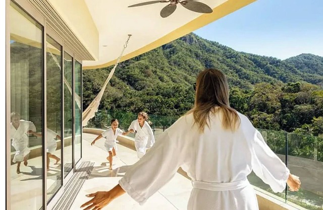 Junior Panoramic Suite with Ocean Views & Private Balcony – Puerto Vallarta