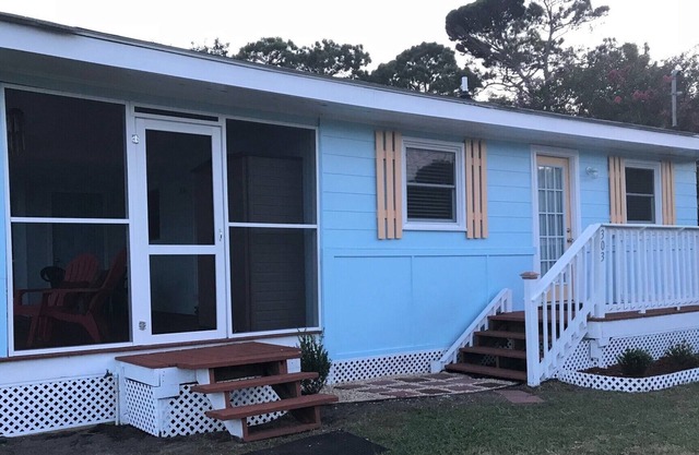"JUNIOR'S PLACE" Peaceful & Private, 2 blocks to beach - LOW PET FEE