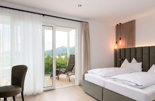 Junior Suite 2022 with balcony and lake view - Attersee 7 - Hotel STADLER am Attersee, Ihr Seehotel im