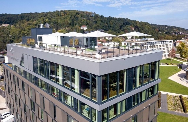 Junior Suite Gold mit Panoramafenster und King Size Boxspringbett