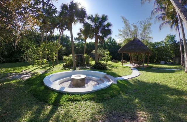JUPITER WATERFALLS - NEWLY UPDATED - TIKI HUT, FIRE PIT, KITCHEN, POOL HEATER and MORE