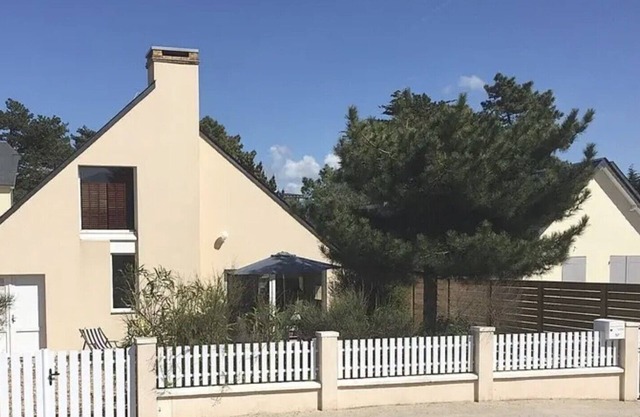 Just 50m from the sea, this pretty, comfortable villa is ideal for family vacations.