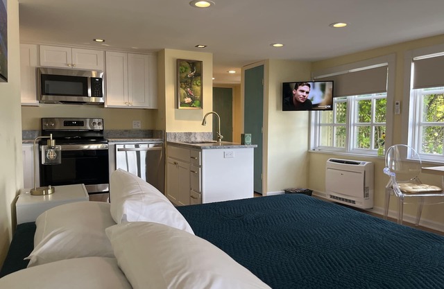 JUST BUILT Romantic Getaway on the Shores of Keuka Lake!