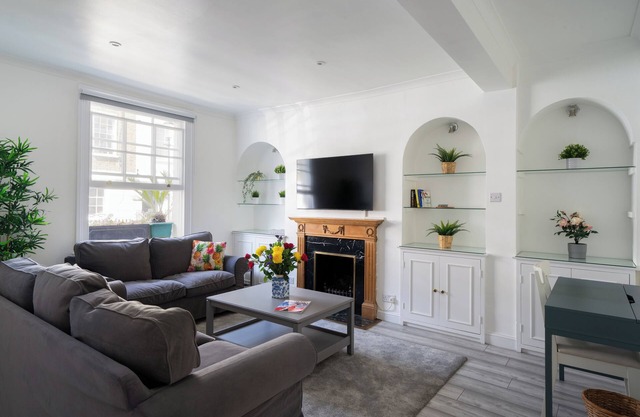 JUST RENOVATED - SUPER CHELSEA 2 BEDROOM TOWNHOUSE WITH GARDEN. IN QUIET STREET