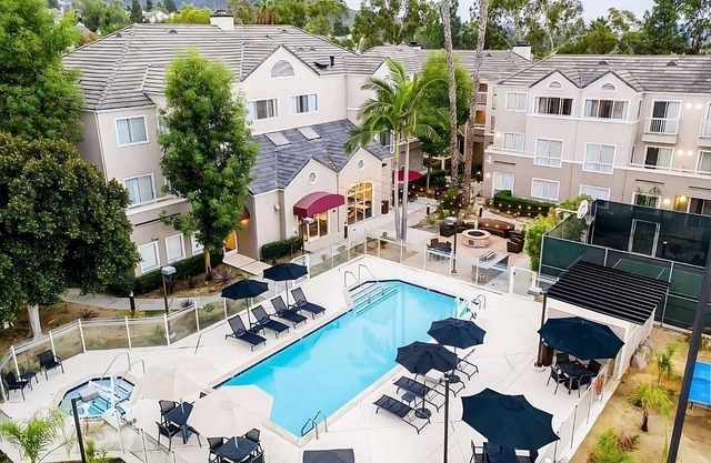 Just What You Were Looking For! Free Breakfast, Onsite Pool, Parking