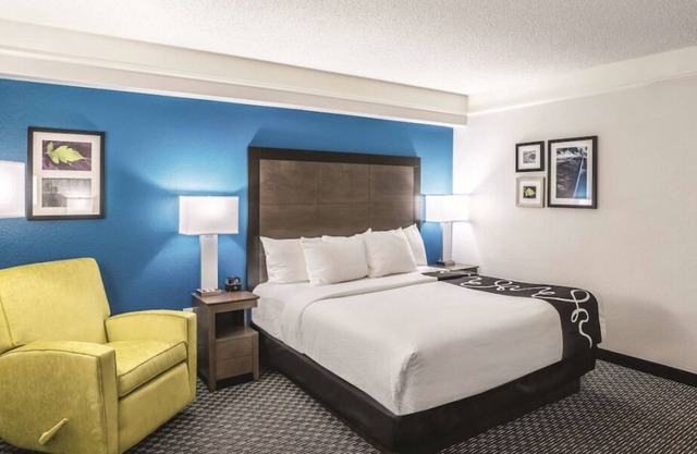 Just What You Were Looking For! Free Breakfast, Onsite Pool, Free Parking