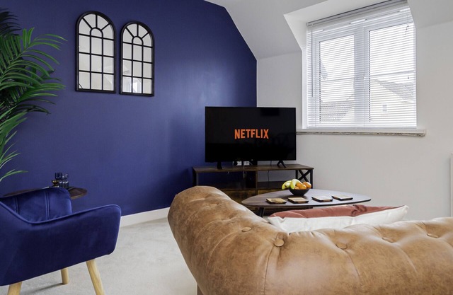 K Suites - Cozy 2 bed Apt w/free parking