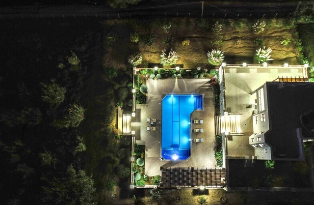 Karyo Villa,- 4bd, 3min On Foot From The Beach!