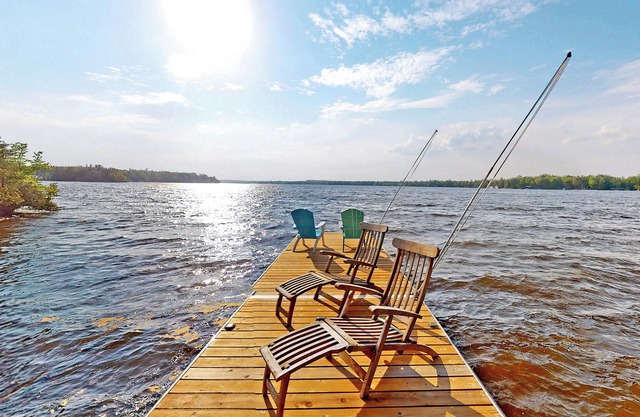 Kawartha Dream Cottage with Hot Tub w/Games House