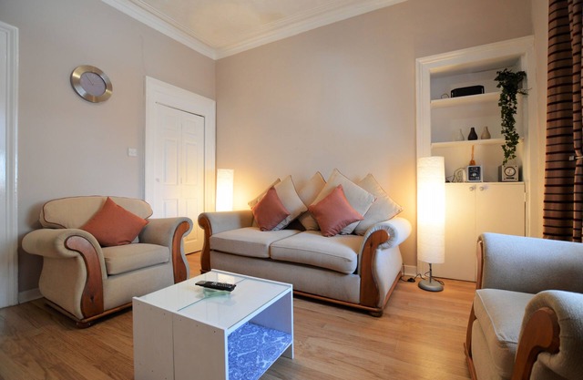 Keek Oot at 73, upper apartment on Main St, value for money. Pet friendly.