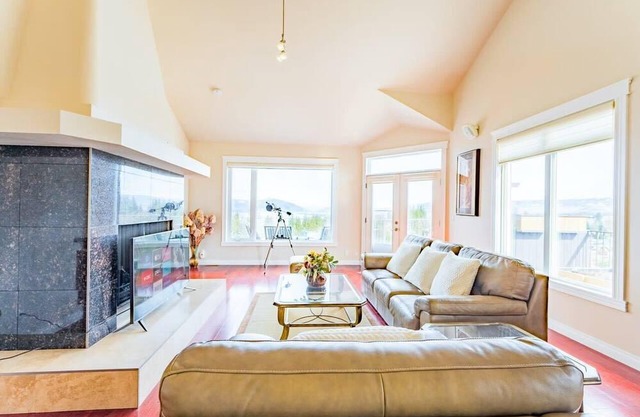 Kelowna Glam 3BR w pool