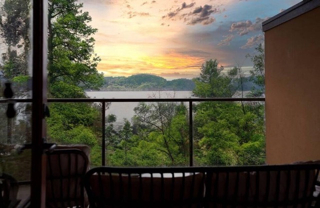 Kelowna · Lakeview 2B+2B Suite
