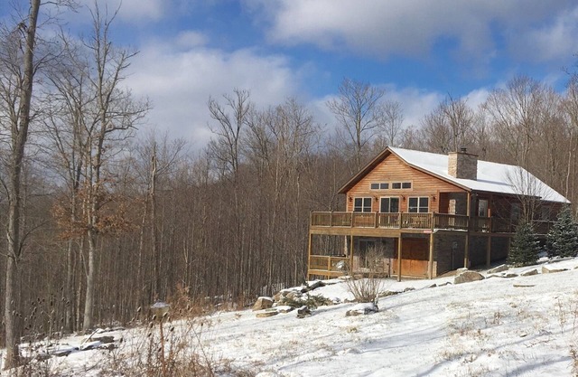 Kendall Retreat - 3BR Log Cabin Central to Deep Creek Lake and Nemacolin Resorts