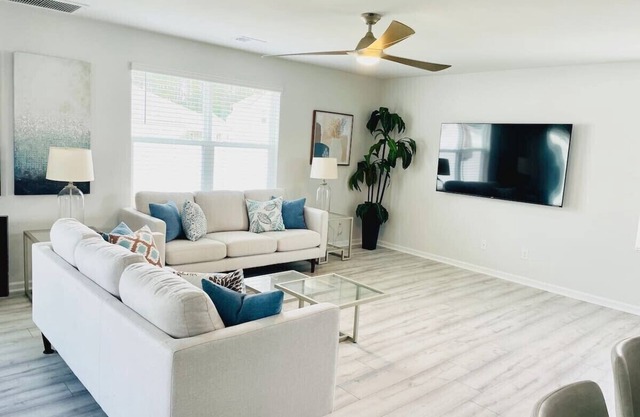 Kenzie’s Corner | Modern | Comfort | Resort