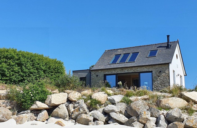 Ker-Ny direct beach access, feet in the water, 4 people