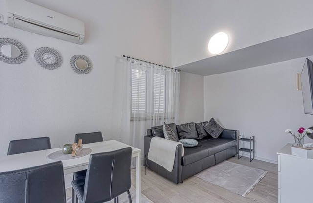 Kestenova/Two-Bedroom App with Balcony No.5