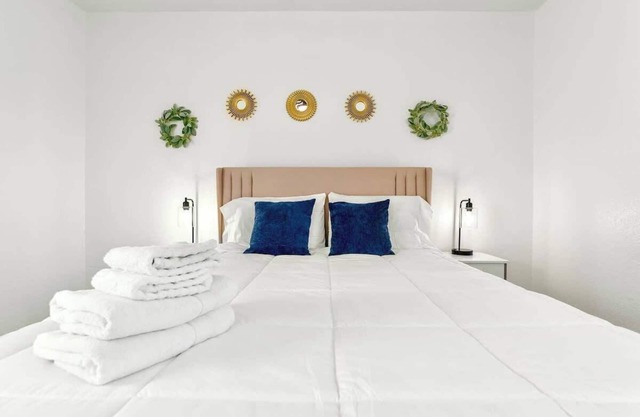 Killeen Townhome+4PPL+6Mi to Fort Hood. Pets Ok Free Parking+Wi-Fi. Book Today!