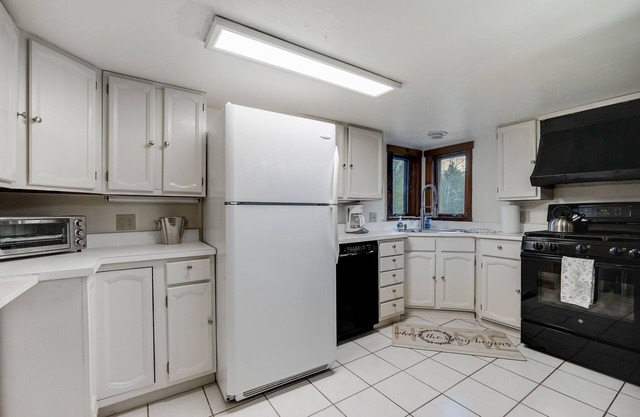 Killington Mountain Home! HotTub & 5 min to Skiing! 3 Bedroom Home by RedAwning