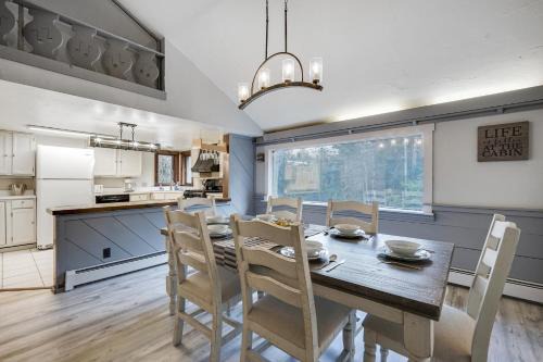 Killington Mountain Home! HotTub & 5 min to Skiing!