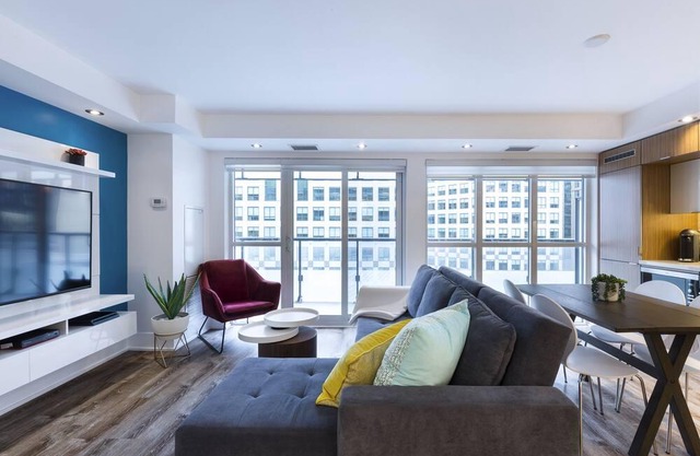 King Bed CN Tower Suite w/Office, Den, Bidet, Balcony & Free Parking