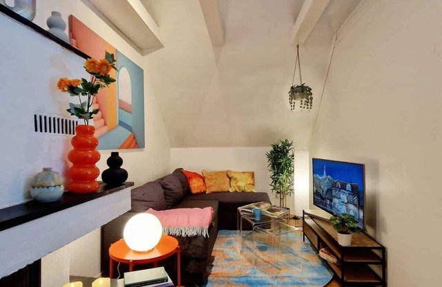 King bed! Great location! Top floor!