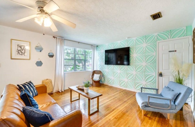 KING BED MASTER ROOM AND ENTIRE HOME WITH TREE HOUSE CLOSE TO DISNEY WORLD