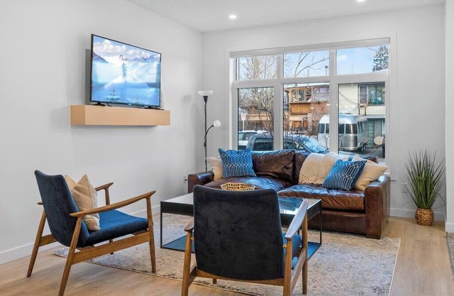 King Bed |Min to DT |3BR |Garage| Chef's Kitchen