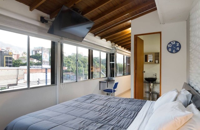 King Bed studio AC, Hot tub By Exito Two TV's